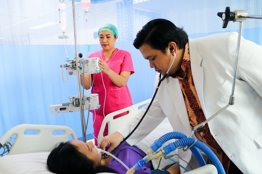 Critical care nursing at home